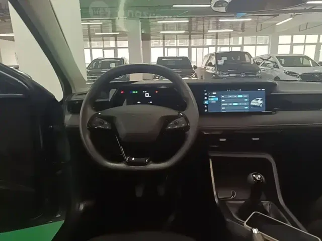 Roewe i5 — Фото автомобиля 10
