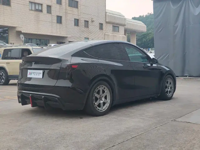 Tesla Model Y — Фото автомобиля 7