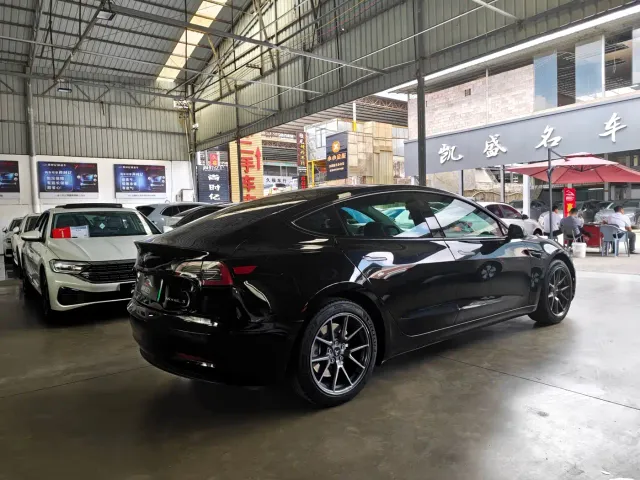 Tesla Model 3 — Фото автомобиля 5