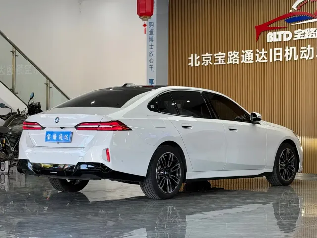 BMW 5 Series — Фото автомобиля 6