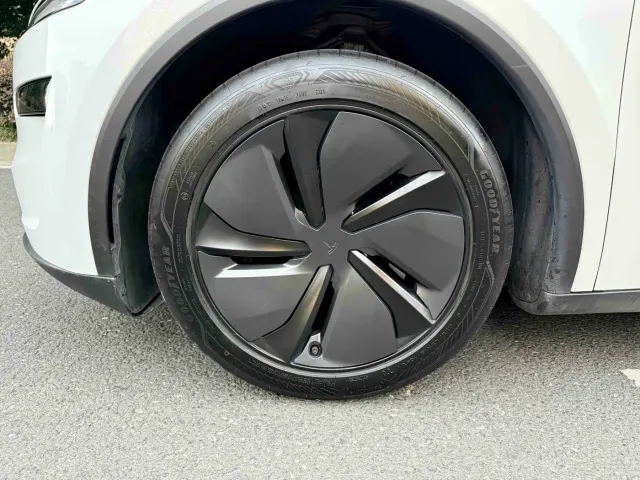 Tesla Model Y — Фото автомобиля 4