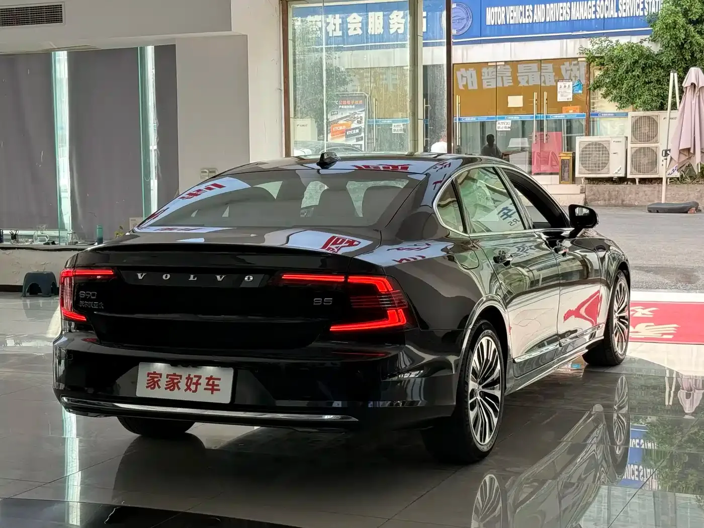 Volvo Volvo S90 2024 B5 Momentum Luxury Edition — Фото автомобиля 18