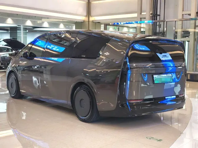 Li Auto MEGA — Фото автомобиля 6