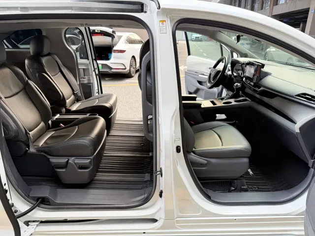 Toyota Sienna — Фото автомобиля 13