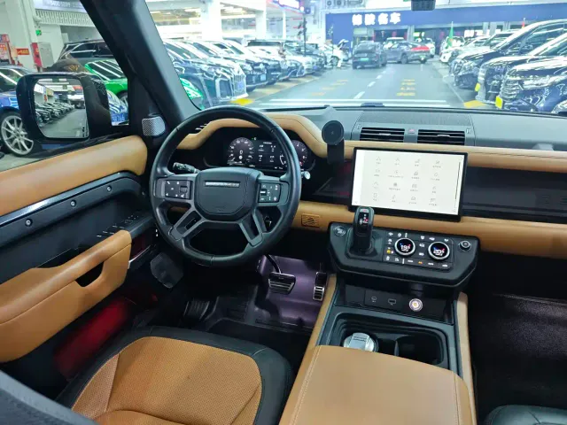Land Rover Defender — Фото автомобиля 10