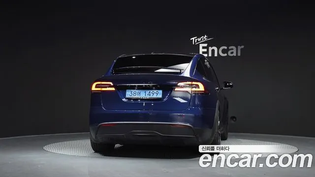 Tesla Model X — Фото автомобиля 3