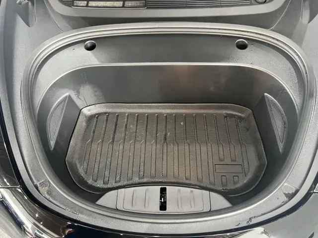 Tesla Model 3 — Фото автомобиля 12
