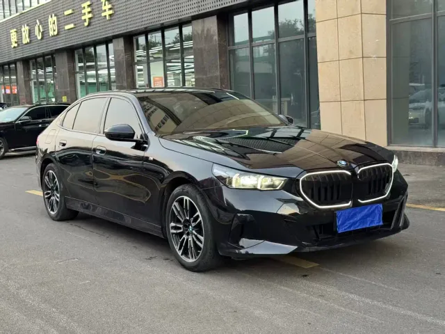 BMW 5 Series — Фото автомобиля 3
