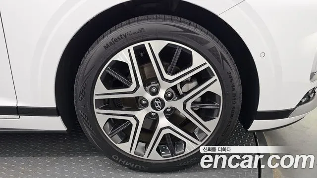 Hyundai Grandeur Grandeur (GN7) 2.5 Бензин 2WD — Фото автомобиля 20