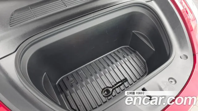 Tesla Model Y — Фото автомобиля 9