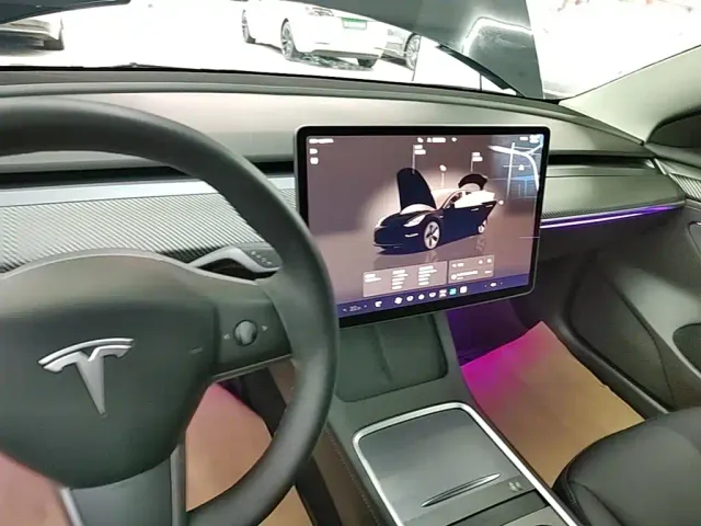 Tesla Model 3 — Фото автомобиля 13