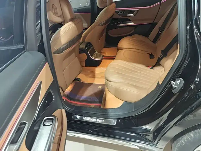 Mercedes-Benz E-Class — Фото автомобиля 12