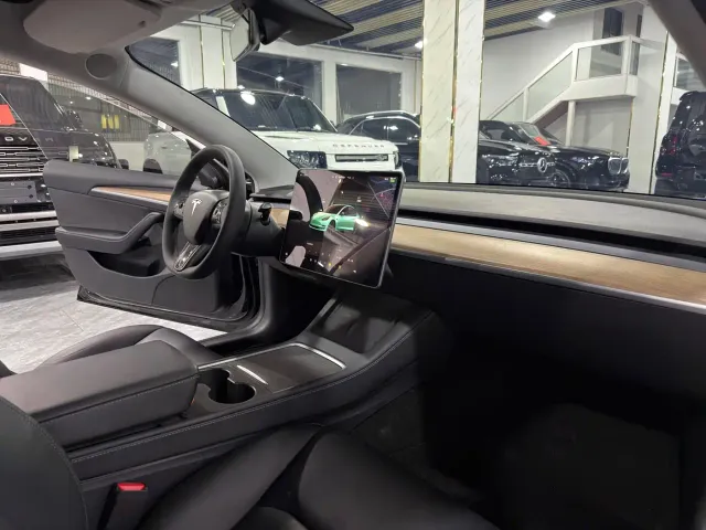 Tesla Model 3 — Фото автомобиля 9