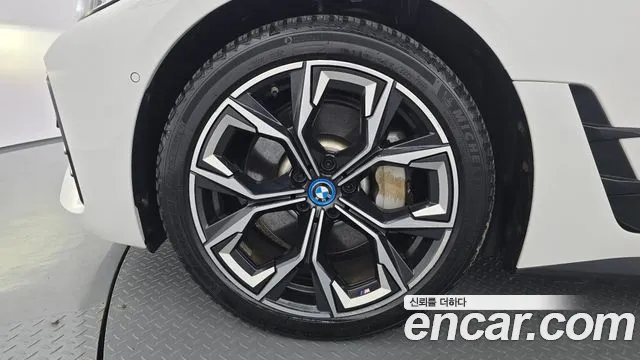 BMW i4 — Фото автомобиля 5