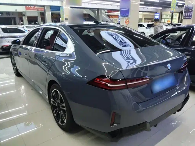 BMW 5 Series — Фото автомобиля 4