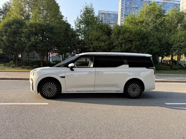 ZEEKR Zeekr 009 2024 6-seat Executive AWD 108kWh — Фото автомобиля 4