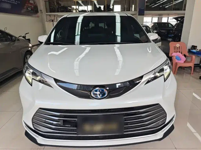 Toyota Sienna — Фото автомобиля 2