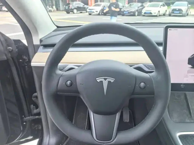 Tesla Model Y — Фото автомобиля 8