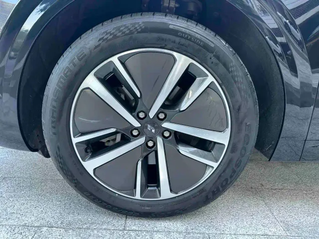 Li Auto L6 — Фото автомобиля 11