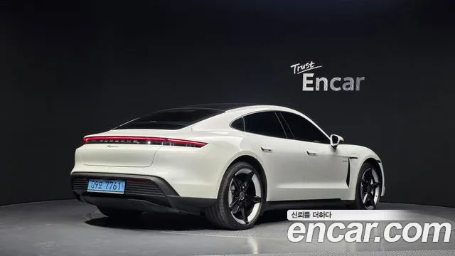 Porsche Taycan — Фото автомобиля 2