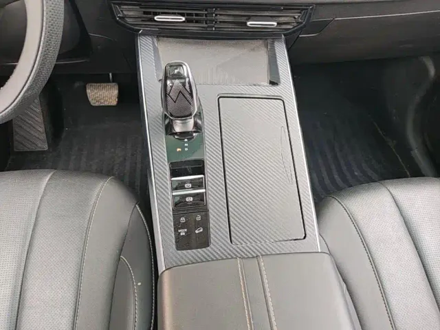 Roewe RX5 Max — Фото автомобиля 13