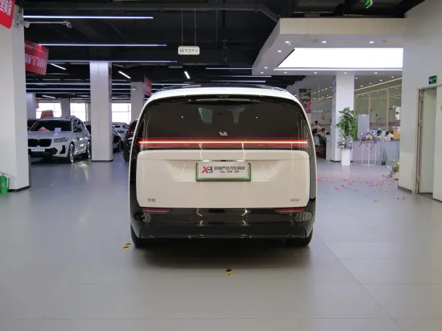 Li Auto MEGA — Фото автомобиля 6