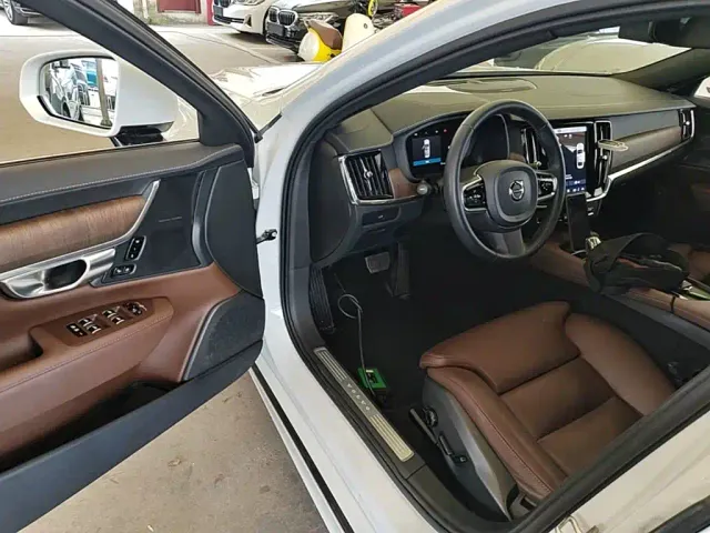 Volvo S90 — Фото автомобиля 11