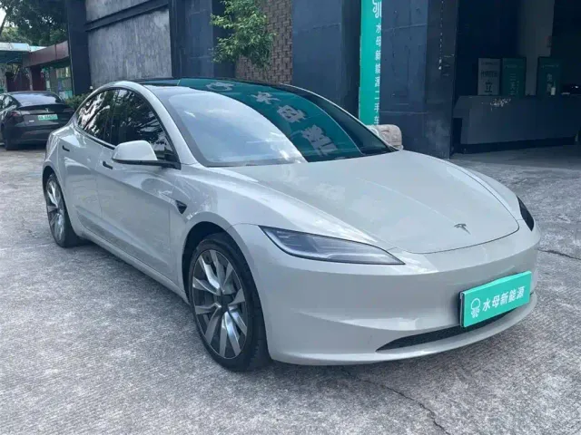 Tesla Model 3 — Фото автомобиля 12
