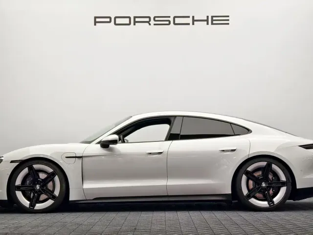 Porsche Taycan — Фото автомобиля 4