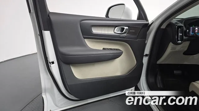 Вольво XC40 B4 Ultimate Bright — Фото автомобиля 22