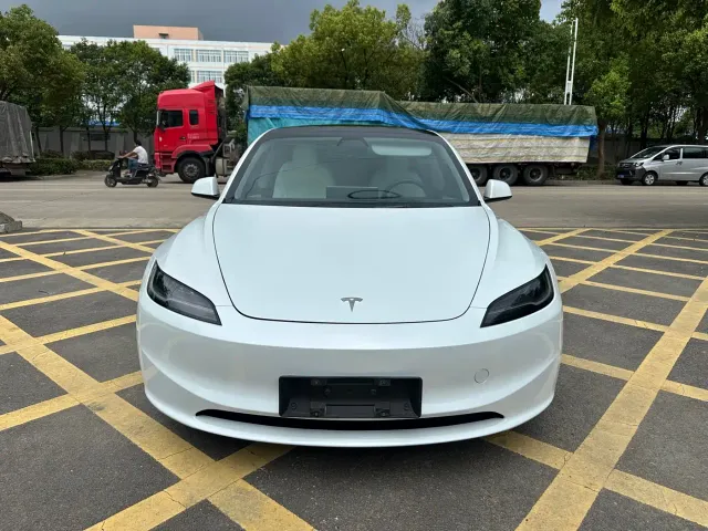 Tesla Model 3 — Фото автомобиля 2