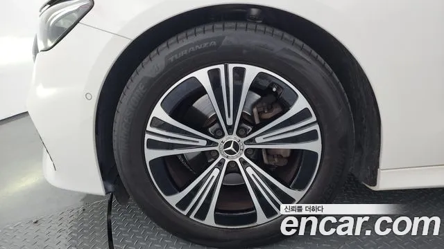 Mercedes-Benz E-Class — Фото автомобиля 5