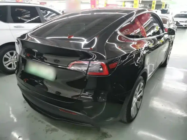 Tesla Model Y — Фото автомобиля 6