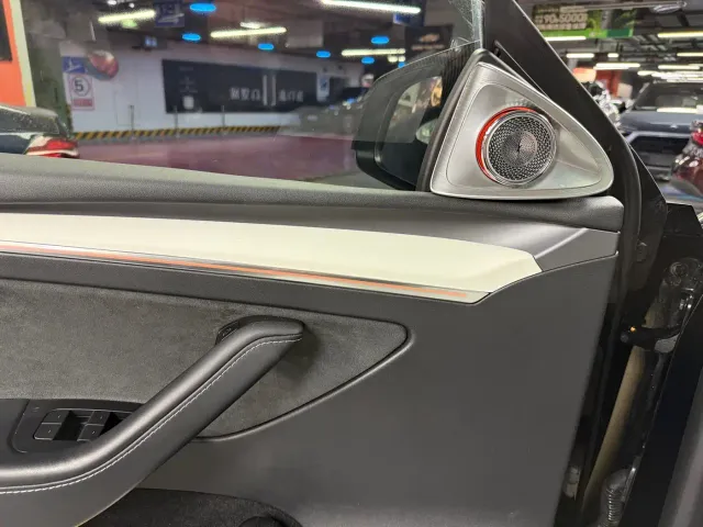 Tesla Model Y — Фото автомобиля 4