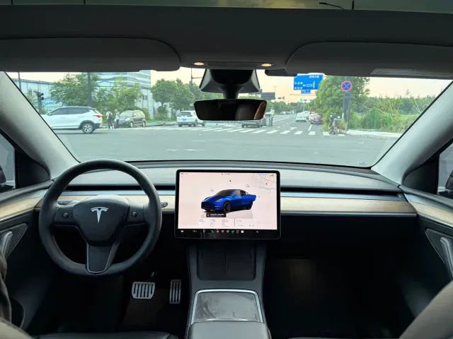 Tesla Model Y — Фото автомобиля 6