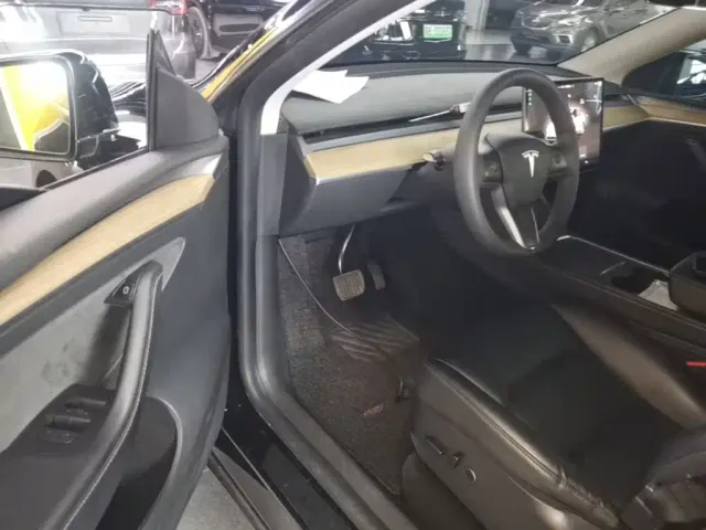 Tesla Model Y — Фото автомобиля 15