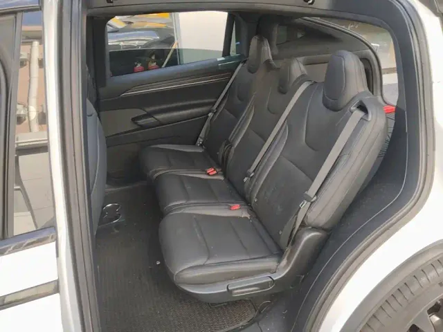 Tesla Model X — Фото автомобиля 16