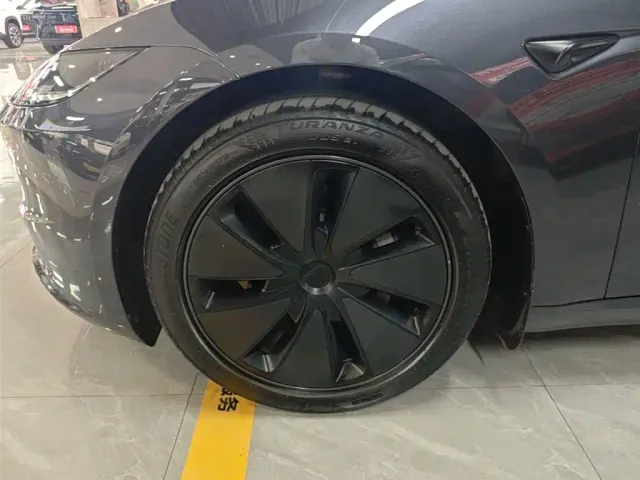 Tesla Model 3 — Фото автомобиля 22