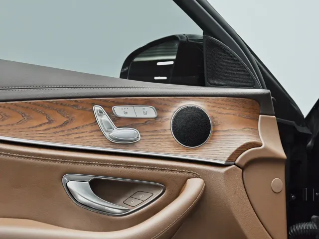 Mercedes-Benz E-Class — Фото автомобиля 24
