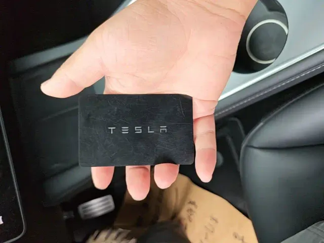 Tesla Model 3 — Фото автомобиля 8