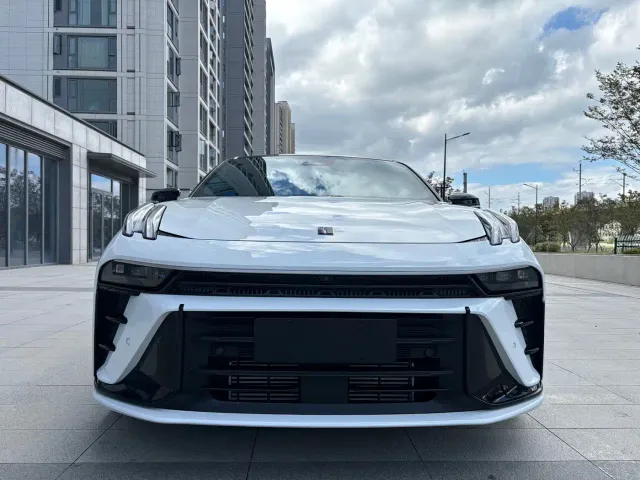 Lynk & Co 03 — Фото автомобиля 2