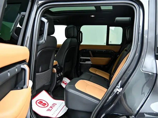 Land Rover Defender — Фото автомобиля 12