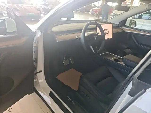 Tesla Model Y — Фото автомобиля 15