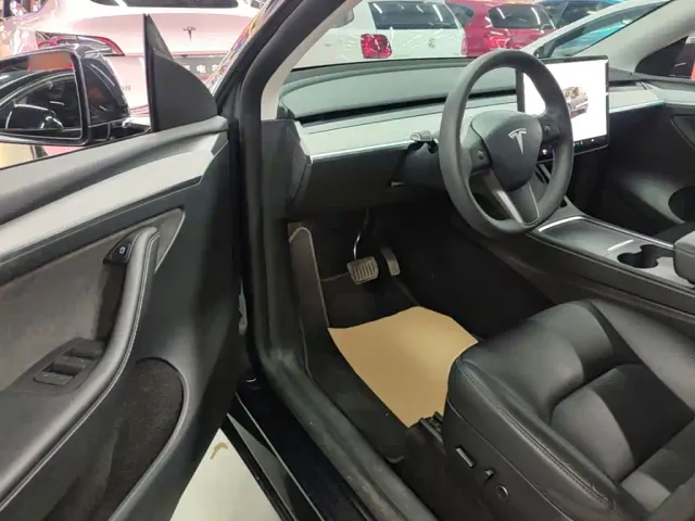 Tesla Model Y — Фото автомобиля 15