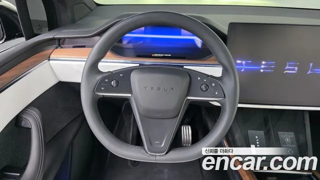 Tesla Model X — Фото автомобиля 13