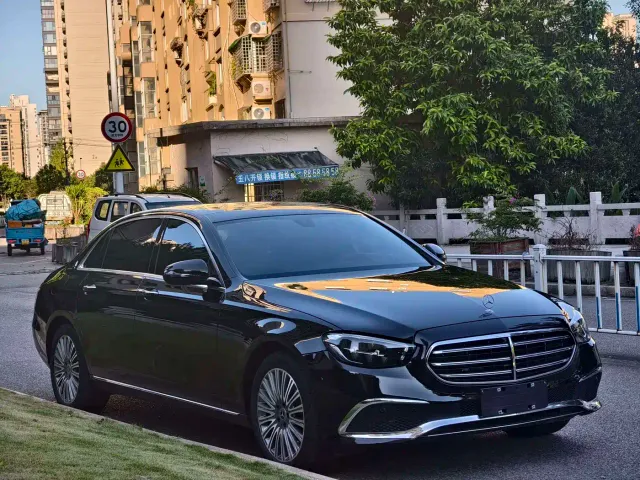Mercedes-Benz E-Class — Фото автомобиля 3