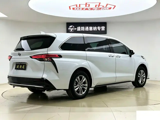 Toyota Sienna — Фото автомобиля 9