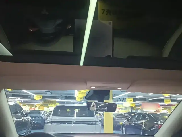 Tesla Model Y — Фото автомобиля 17