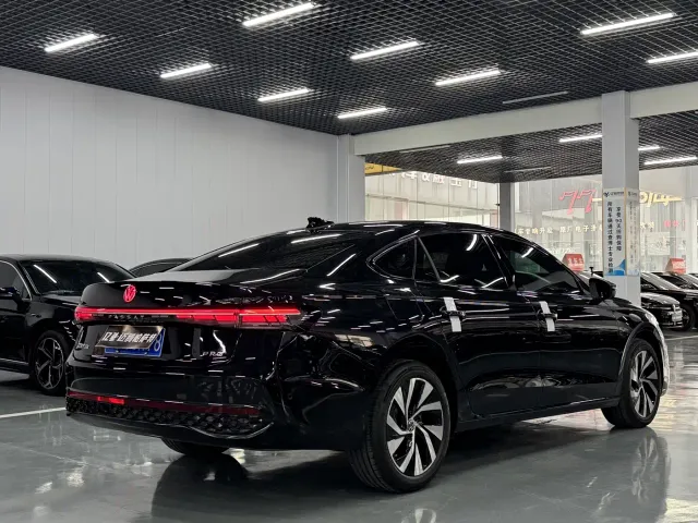 Volkswagen Passat — Фото автомобиля 9