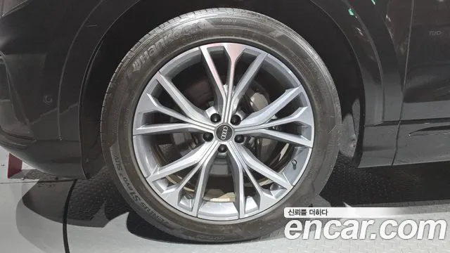 Audi Q8 55 TFSI quattro Premium — Фото автомобиля 5